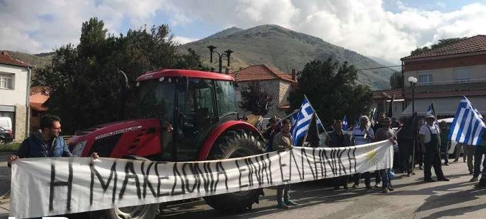 Ξεχειλίζει η οργή των Ελλήνων – Πρέσπες: Με σημαίες και πανό στους δρόμους οι κάτοικοι